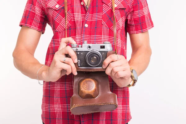 Vintage, fotógrafo e conceito de pessoas câmera retro em mãos de homens sobre o fundo branco — Fotografia de Stock