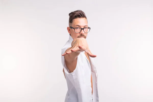 Concepto de expresión y gesto - Hombre joven en camisa blanca con la mano hacia adelante a la cámara — Foto de Stock