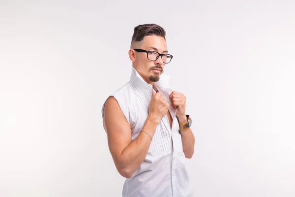 Concepto de personas, ropa y estilo: joven hombre guapo posando en camisa blanca sobre fondo blanco —  Fotos de Stock