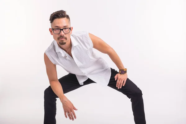 Gente, ropa y concepto de estilo - joven sexy hombre guapo posando en camisa blanca sobre fondo blanco —  Fotos de Stock