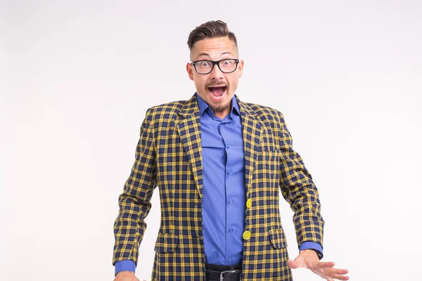 İfade ve jest kavramı - beyaz arka plan üzerinde sürpriz yüz ile gözlüklü yakışıklı adam