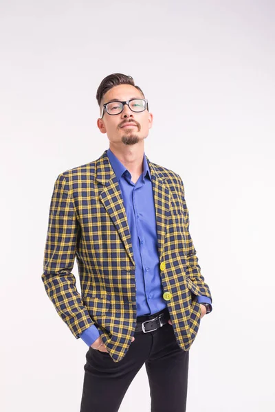 La gente, la moda y el concepto de estilo - joven hombre hipster con estilo sobre fondo blanco — Foto de Stock