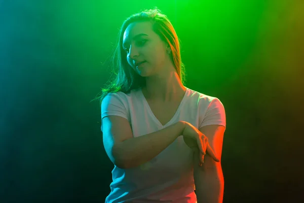 Danza moderna, jazz funk y concepto de personas: mujer joven bailando sobre fondo coloreado — Foto de Stock