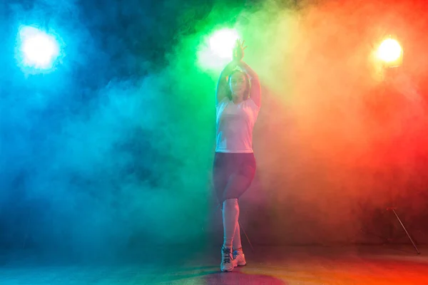 Conceito de dança moderna - Jovem líder de torcida dançando em fundo colorido — Fotografia de Stock