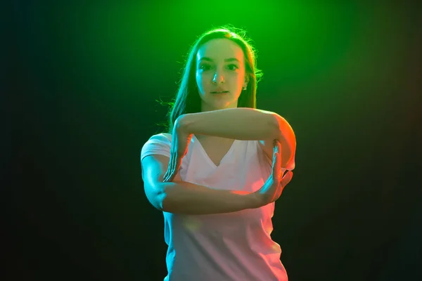 Joven mujer atlética bailando danza callejera en estudio — Foto de Stock