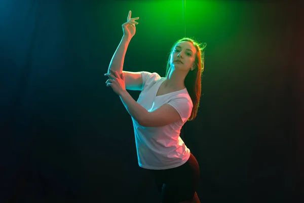 Persone e concetto di danza - Giovane donna fitness ballare funk jazz su sfondo colorato — Foto Stock