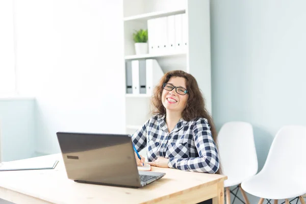 Concepto Oficina Diseñador Gráfico Gente Negocios Mujer Está Trabajando Oficina — Foto de Stock