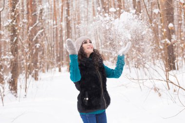 Sezon, eğlence ve insanlar - genç kadın mutlu ve fırlatma kar kış doğada bir kavramdır