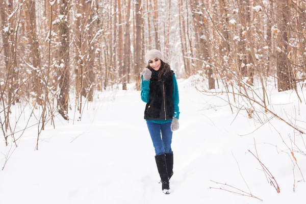 Jovem feliz andando no inverno. Menina bonita na natureza nevada — Fotografia de Stock