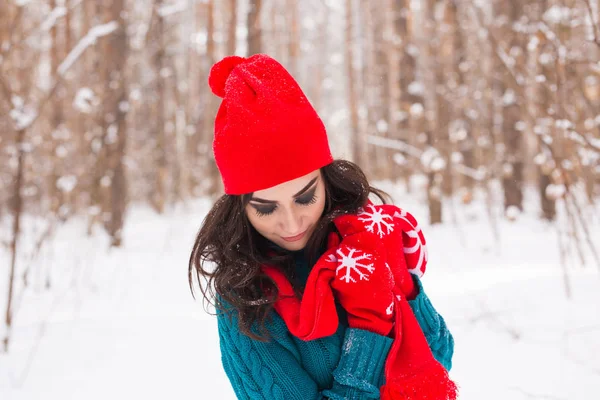 Inverno, estação e conceito de pessoas - Close up retrato de jovem mulher bonita andando no parque nevado — Fotografia de Stock
