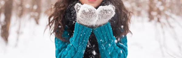 크리스마스, 휴일 및 계절 개념-젊은 행복 한 갈색 머리 여자 부는 겨울 자연에 눈의 클로즈업 — 스톡 사진