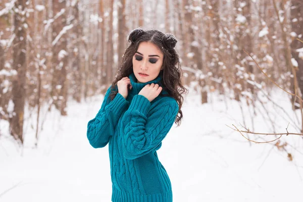 Счастливая молодая женщина ходит в зимнее время. Красивая девушка в снежной природе — стоковое фото