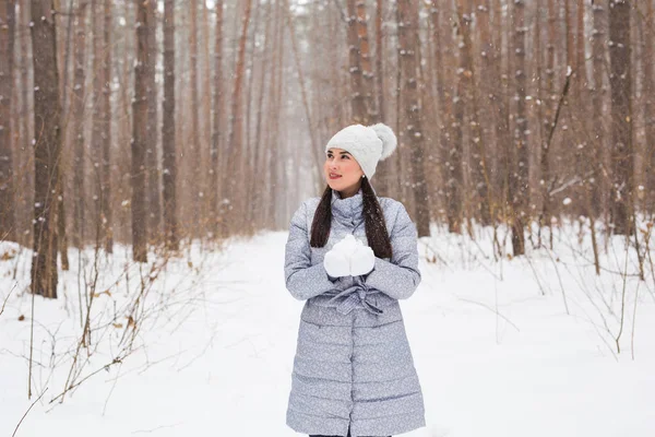 Inverno, vacanze e concetto della gente - la giovane donna allegra è felice di camminare in foresta invernale con neve — Foto Stock