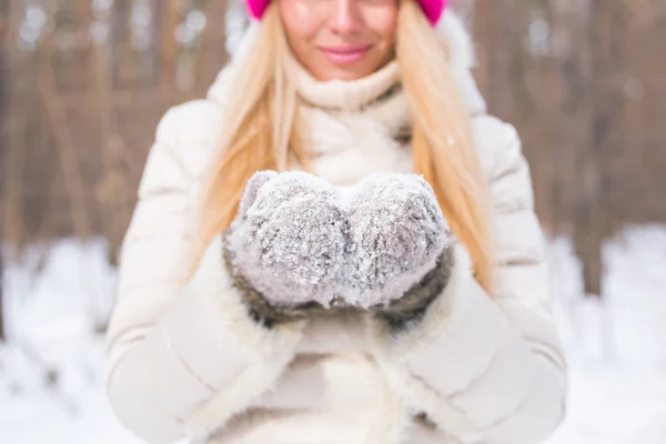 Konzept Natur und Menschen - Nahaufnahme einer Frau, die den Schnee in den Händen hält — Stockfoto