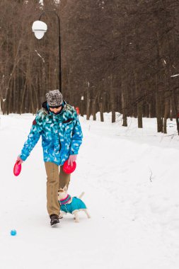 Sevimli köpek - Jack Russell Terrier kış mevsiminde açık havada orta yaşlı kadın