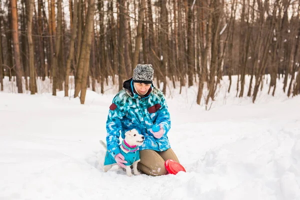 Mujer de mediana edad al aire libre con perro lindo - Jack Russell Terrier en temporada de invierno — Foto de Stock