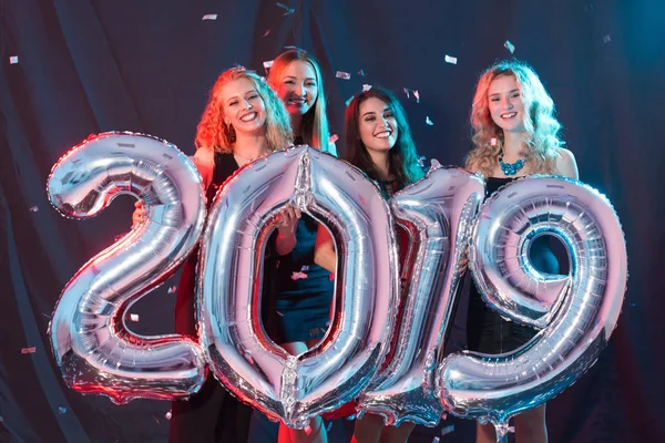 Festa, vacanze e concetto di popolo - Gruppo di amiche che festeggiano il nuovo anno con un grande simbolo 2019 — Foto Stock