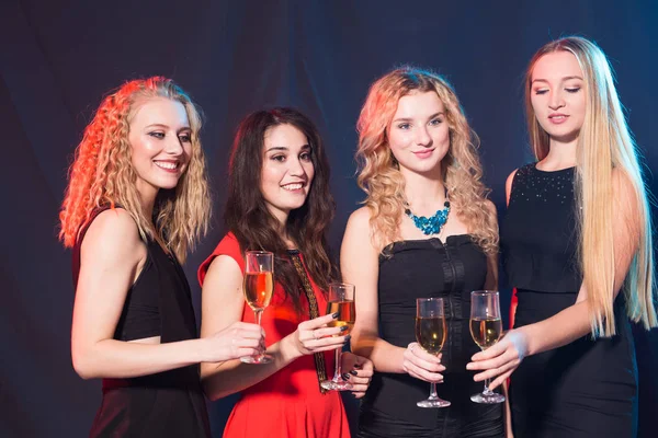 Fiesta, fiestas, celebración y concepto de año nuevo - Joven alegre tintineando copas de champán en la fiesta —  Fotos de Stock