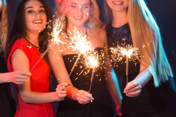 Festa de Ano Novo, celebração e conceito de férias - grupo de amigos se divertindo com sparklers — Fotografia de Stock
