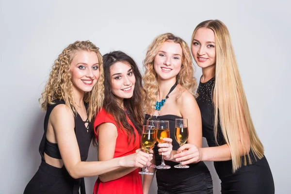 Fiesta, fiestas, celebración y concepto de año nuevo - Joven alegre con copas de champán en la fiesta —  Fotos de Stock