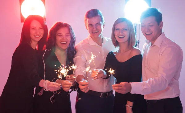 Celebrando Con Diversión Grupo Alegres Hombres Mujeres Jóvenes Que Llevan —  Fotos de Stock