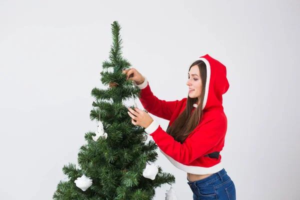 Kış tatil ve insanlar kavramı - sevgi dolu çift süslemeleri Noel ağacı beyaz Oda arka plan üzerinde asılı — Stok fotoğraf