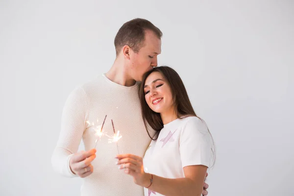 발렌타인 개념-쾌활 한 매력적인 커플 흰색 바탕에 폭죽을 축 하 하 웃는 행복 한 영 — 스톡 사진