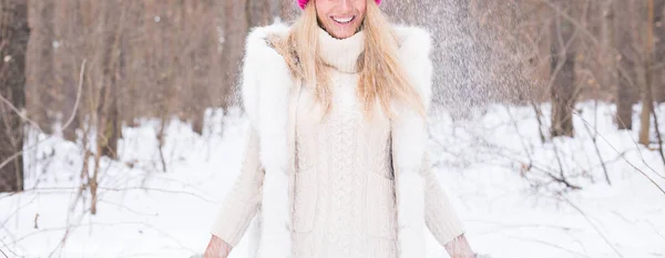 Diversión, invierno y concepto de la gente - Primer plano de la mujer vestida con abrigo lanzando nieve . — Foto de Stock