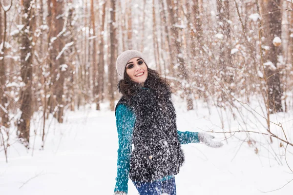 Молода Красива Жінка Кидає Сніг Повітрі Зимові Канікули — стокове фото