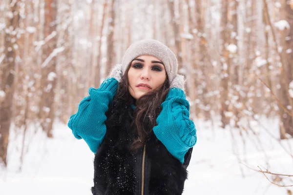 Inverno, stagione e concetto di persone - Giovane bella donna a piedi nel parco innevato — Foto Stock