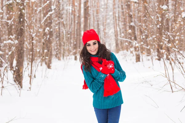 Hermosa joven mujer caminando en la naturaleza nevada invierno — Foto de Stock