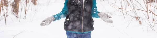 Крупным планом молодая женщина бросает снег — стоковое фото
