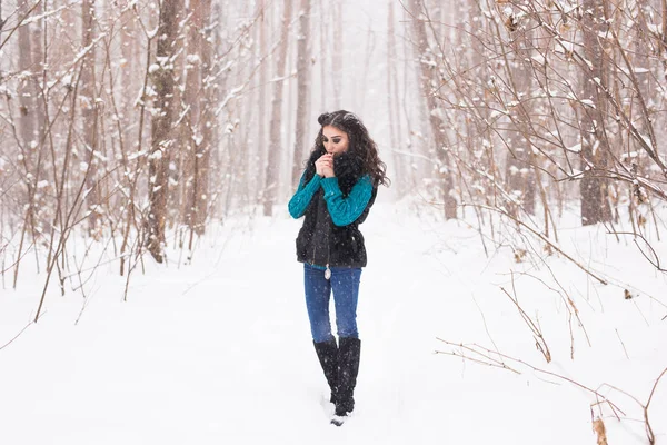 Jovem mulher bonita andando no inverno natureza nevada — Fotografia de Stock