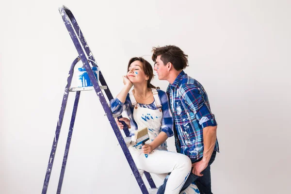 Gente, concepto de renovación y reparación - Retrato de pareja encantadora haciendo redecoración en apartamento — Foto de Stock
