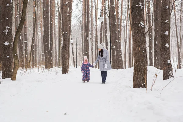 Maternité, enfants et concept de nature - Jolie jeune femme et adorable enfant marchant dans le parc — Photo