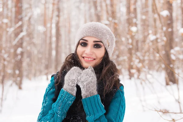 晴れた日に雪に覆われた冬の公園に歩いて若いきれいな女性の肖像画 — ストック写真