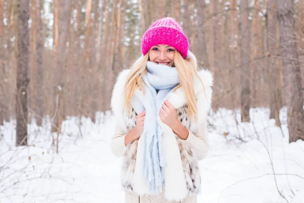 Природа, мода і концепція людей - молода приваблива блондинка позує в зимовому парку . — стокове фото