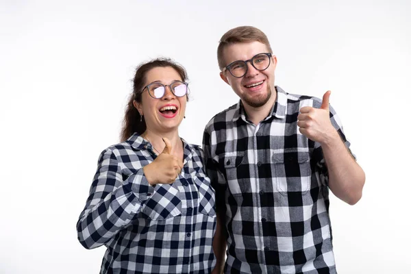 Nerds, geek, conceito de pessoas espetaculares e engraçadas um par de nerds em óculos nos mostram polegares no fundo branco — Fotografia de Stock