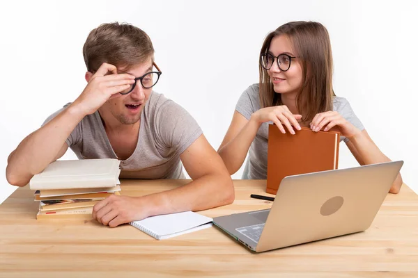 Persone e concetto di istruzione - Due studenti felici e divertenti seduti al tavolo di legno con laptop e libri — Foto Stock