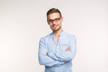 Kendine güvenen genç yakışıklı adam geçti ve kopya alanı ile beyaz arka plan üzerinde gülümseyen silah tutmak