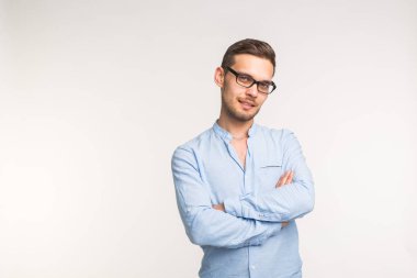 Kendine güvenen genç yakışıklı adam geçti ve beyaz arka plan üzerinde gülümseyen silah tutmak.