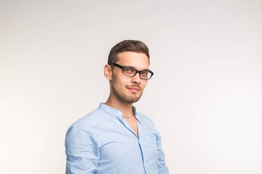 Beyaz arka plan üzerinde izole gözlük gülümseyen genç yakışıklı adam
