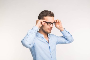 Vizyon ve insanlar kavramı - beyaz arka plan üzerinde siyah gözlük takan yakışıklı adam