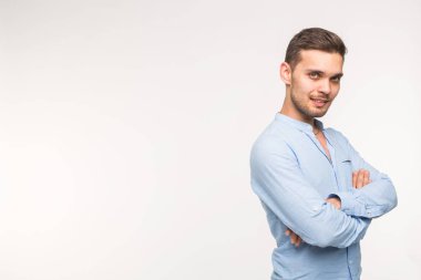 Kendine güvenen genç yakışıklı adam geçti ve kopya alanı ile beyaz arka plan üzerinde gülümseyen silah tutmak