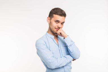 Beyaz arka plan üzerinde ayakta mutlu yakışıklı adam