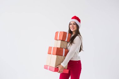 Noel ve tatil kavramı - kopya alanı ile beyaz arka plan üzerinde birçok hediyeler ile Noel Baba şapkalı kadın