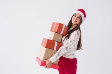 Noel ve tatil kavramı - kopya alanı ile beyaz arka plan üzerinde birçok hediyeler ile Noel Baba şapkalı kadın