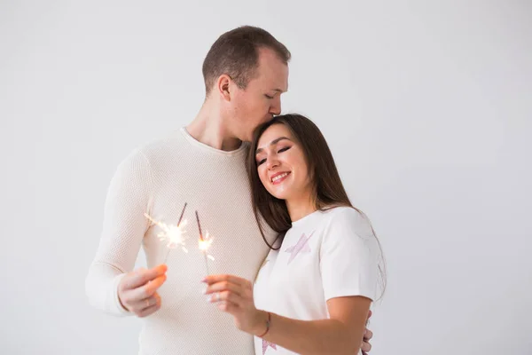 Ημέρα του Αγίου Βαλεντίνου έννοια - νέοι ευτυχής χαμογελαστοί χαρούμενα ελκυστικό ζευγάρι γιορτάζει με βεγγαλικά σε λευκό φόντο — Φωτογραφία Αρχείου