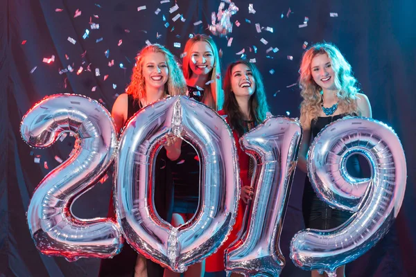 Il nuovo anno 2019 sta arrivando. Gruppo di giovani donne allegre con numeri argentati sulla festa . — Foto Stock