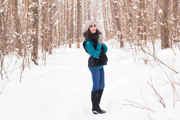 Έννοια του χειμώνα, εποχή και άνθρωποι - νέοι όμορφο γυναίκα να στέκεται στο χιονισμένο πάρκο — Φωτογραφία Αρχείου